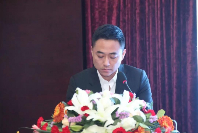 商會(huì )執行會(huì )長(cháng)劉衛平宣讀鄭州市平江商會(huì )表彰決定.jpg